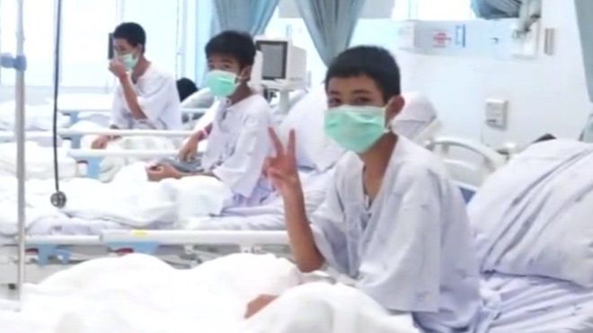 Anak-Anak Klub 'Wild Boars' Thailand Lambaikan Tangan ke Dunia